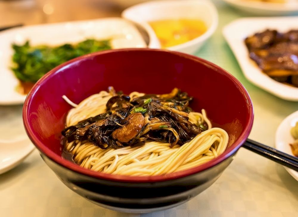 Simple noodles with fried onions and soy sauce